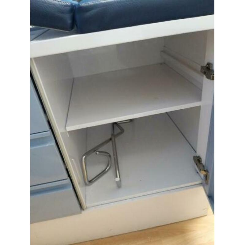 Behandel tafel met lades en kastje erin