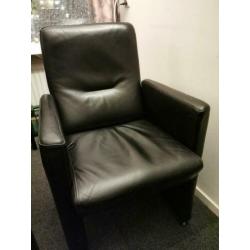 Luxe eetkamer relax leren stoelen
