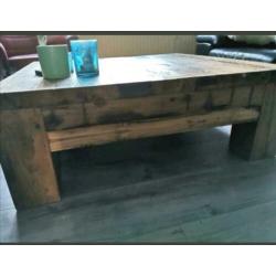 Stoere massieve salontafel oud teakhout