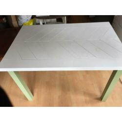 Zelfgemaakte eettafel