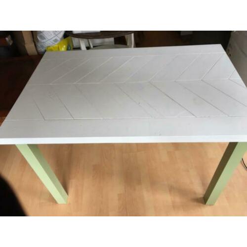 Zelfgemaakte eettafel