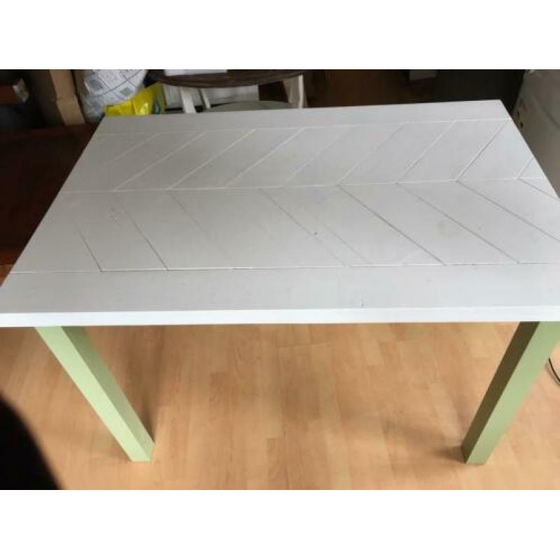 Zelfgemaakte eettafel