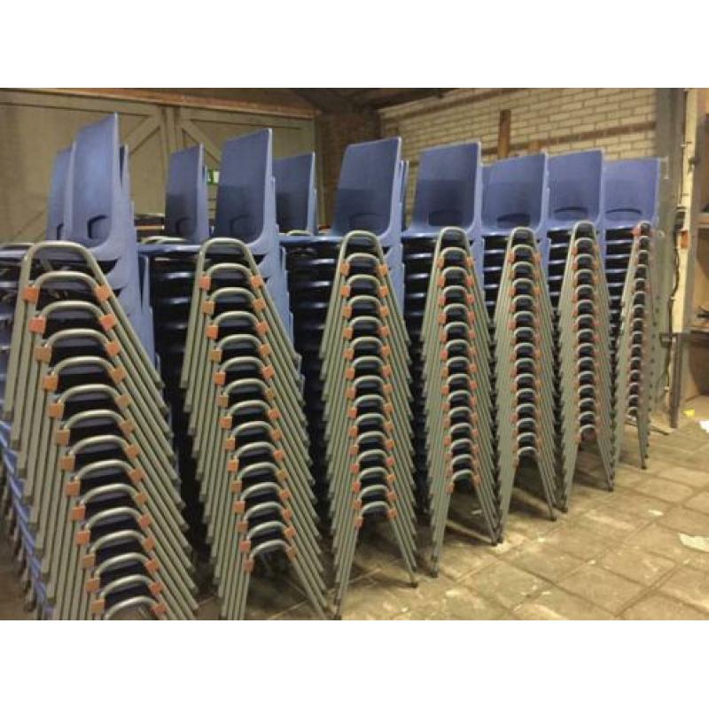 Nieuwe blauwe kantinestoelen stapelstoelen kuipstoelen blauw