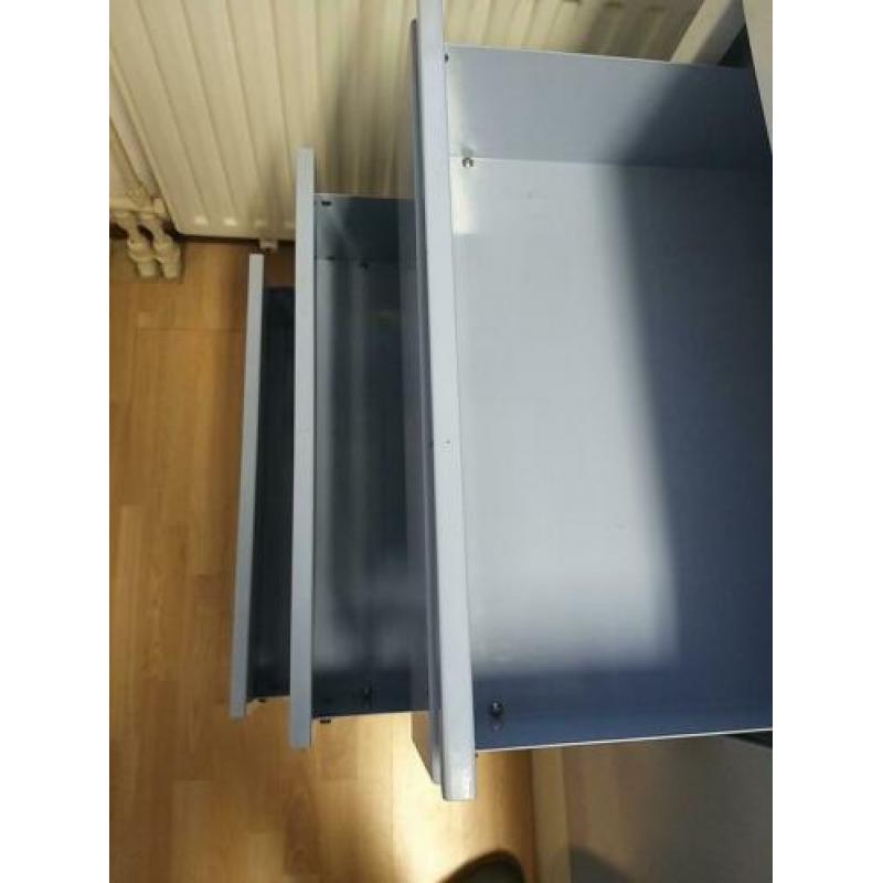 Behandel tafel met lades en kastje erin