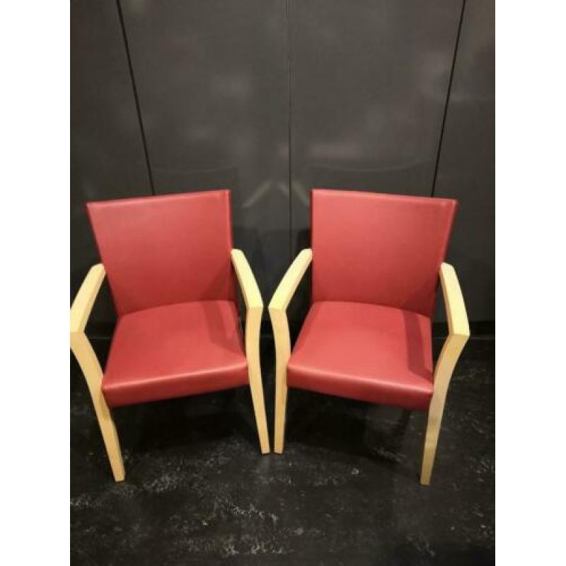 2 zeer nette leren stoelen met licht hout