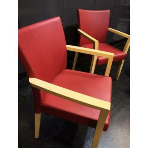 2 zeer nette leren stoelen met licht hout