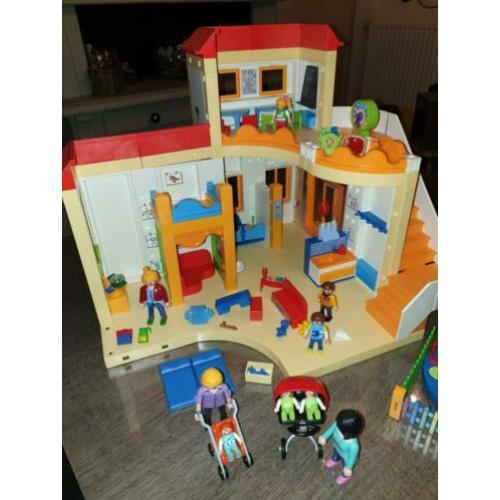 Kinderdagverblijf en speeltuin playmobil