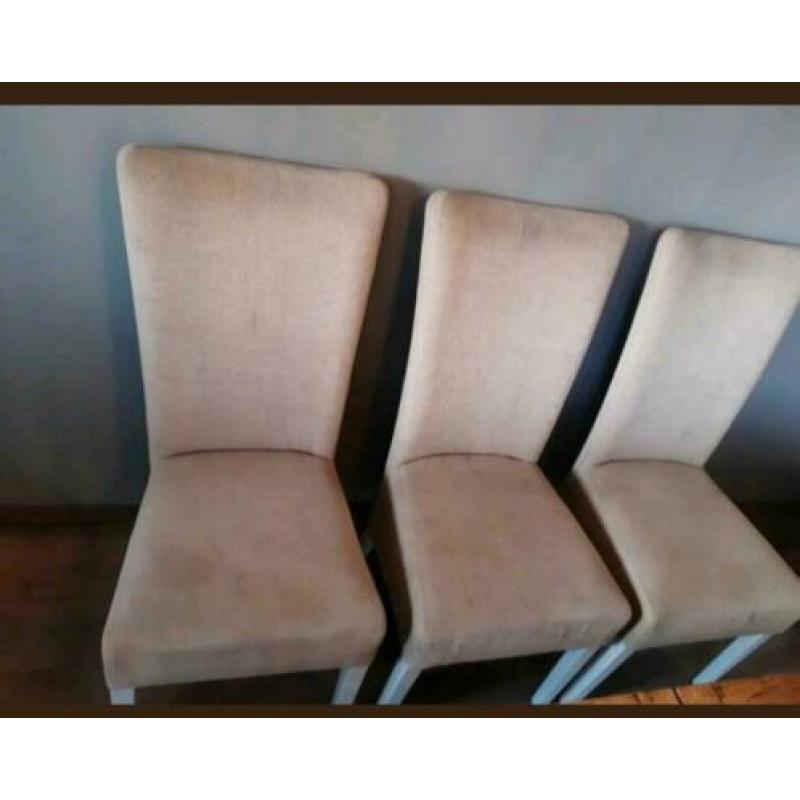 6 eetkamer stoelen(totaal 55,-),  netjes en onbeschadigd.