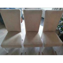 6 eetkamer stoelen(totaal 55,-),  netjes en onbeschadigd.