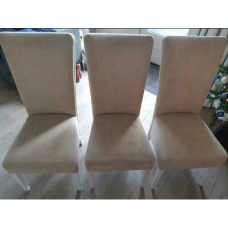 6 eetkamer stoelen(totaal 55,-),  netjes en onbeschadigd.