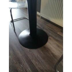 Ronde tafel met massief eiken blad. Ronde eettafel. Z.g.a.n.