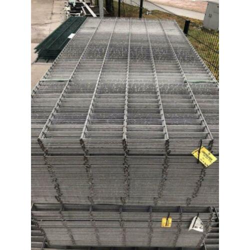 90m Gegalvaniseerd Hekwerk 123cm hoog - 2e keus palen