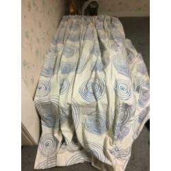 Mooi wit gordijn met blauw motief - 123 cm (B) x 244 cm (L)