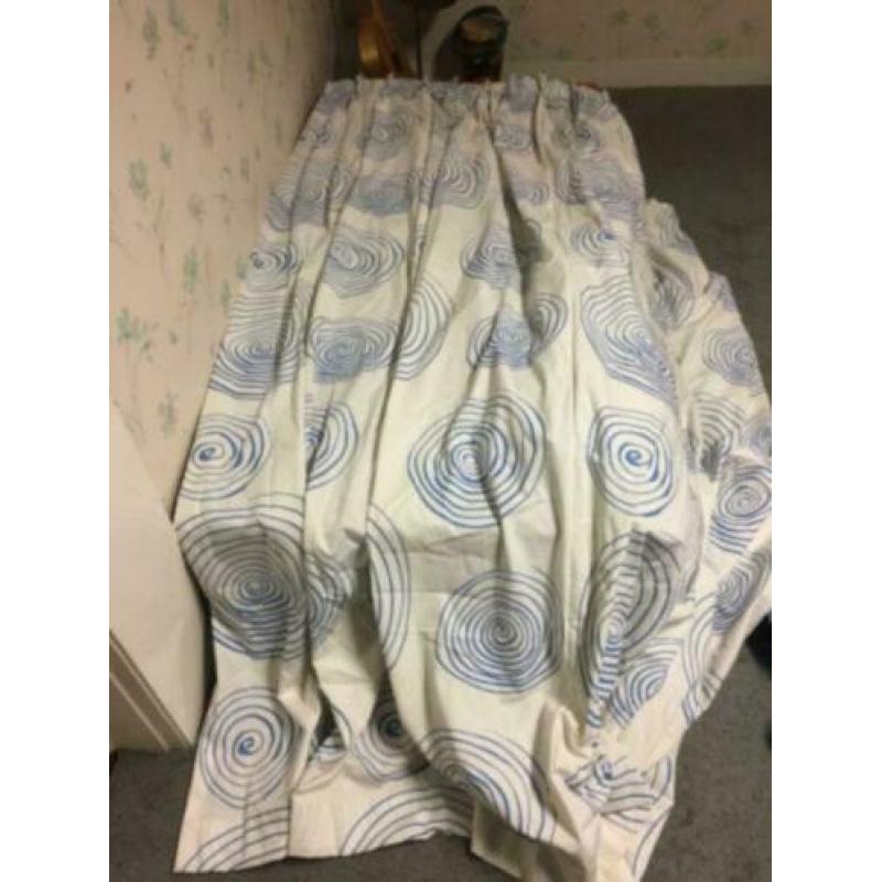 Mooi wit gordijn met blauw motief - 123 cm (B) x 244 cm (L)