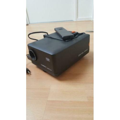 zeiss ikon diaprojector met tafel en scherm