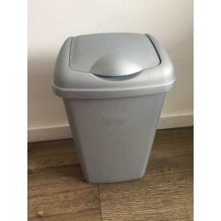 Kleine prullenbak afvalbak grijs keuken toilet