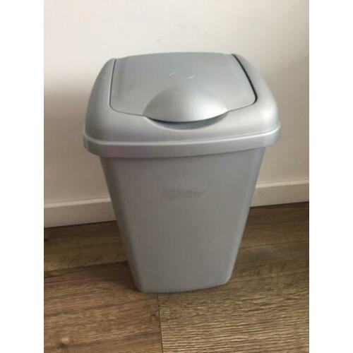 Kleine prullenbak afvalbak grijs keuken toilet