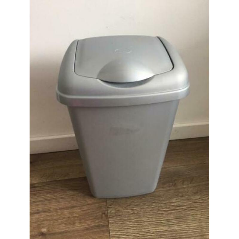 Kleine prullenbak afvalbak grijs keuken toilet