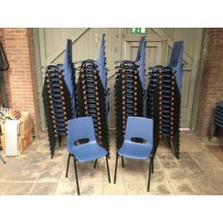 Nieuwe blauwe kantinestoelen stapelstoelen kuipstoelen blauw