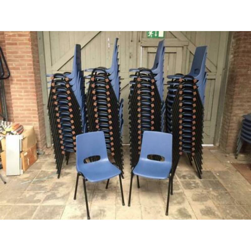 Nieuwe blauwe kantinestoelen stapelstoelen kuipstoelen blauw