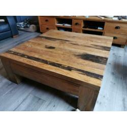 Stoere massieve salontafel oud teakhout