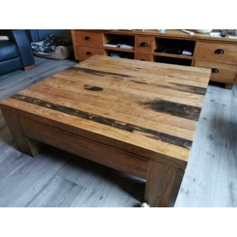 Stoere massieve salontafel oud teakhout