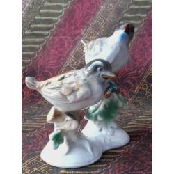 Oud porseleinen beeldje uit Duitsland vogels op tak 13,7 cm.