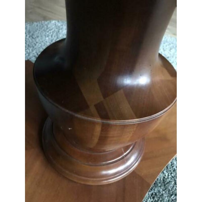 Robuuste ronde salon tafel ingelegd mahoniehout.