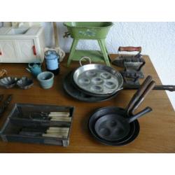 Oude poppenhuisaccessoires divers