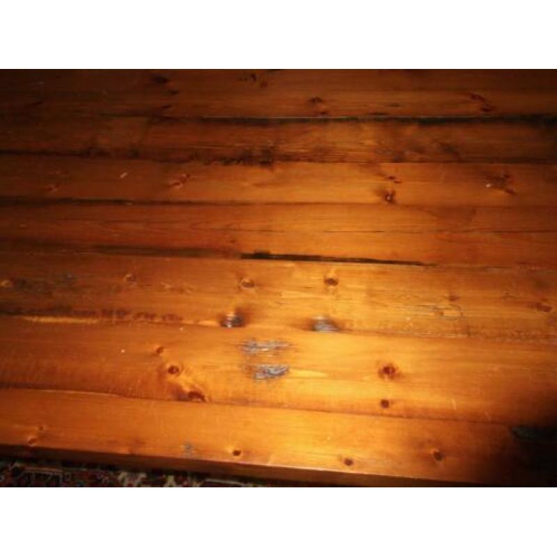 Mooie zware, roobuste massief houten eettafel 210 x 113.