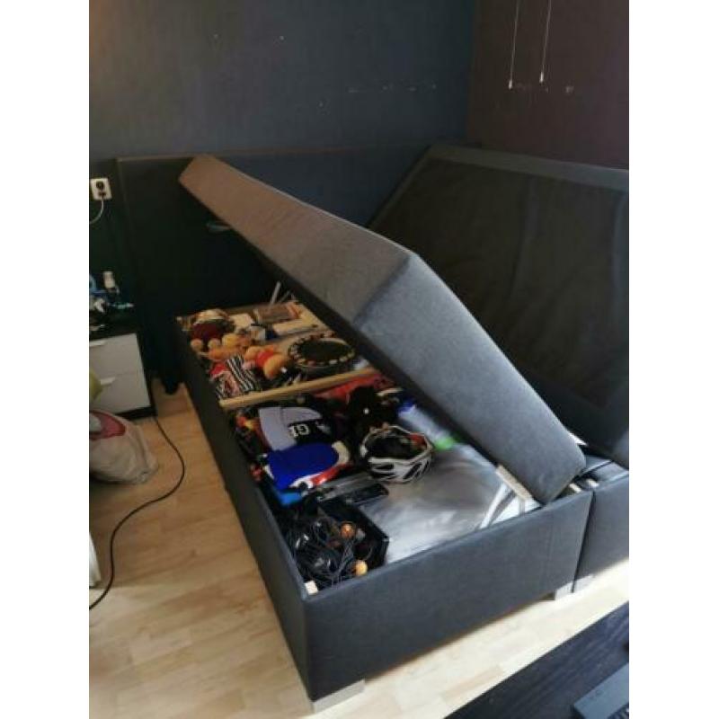 Boxspring 180x200cm met opbergruimte.