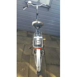 Mooie dames fiets 28 inch met verlichting en slot