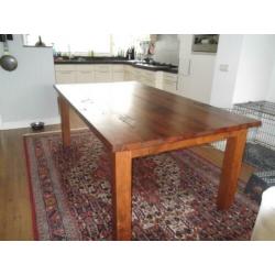 Mooie zware, roobuste massief houten eettafel 210 x 113.