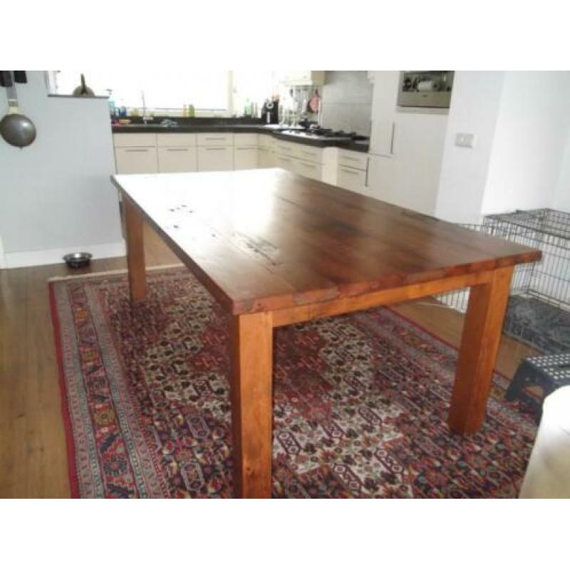 Mooie zware, roobuste massief houten eettafel 210 x 113.