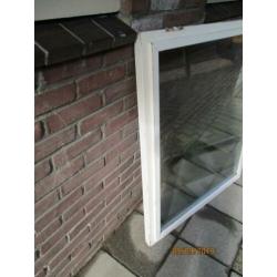 Houten raam met dubbelglas thermopane