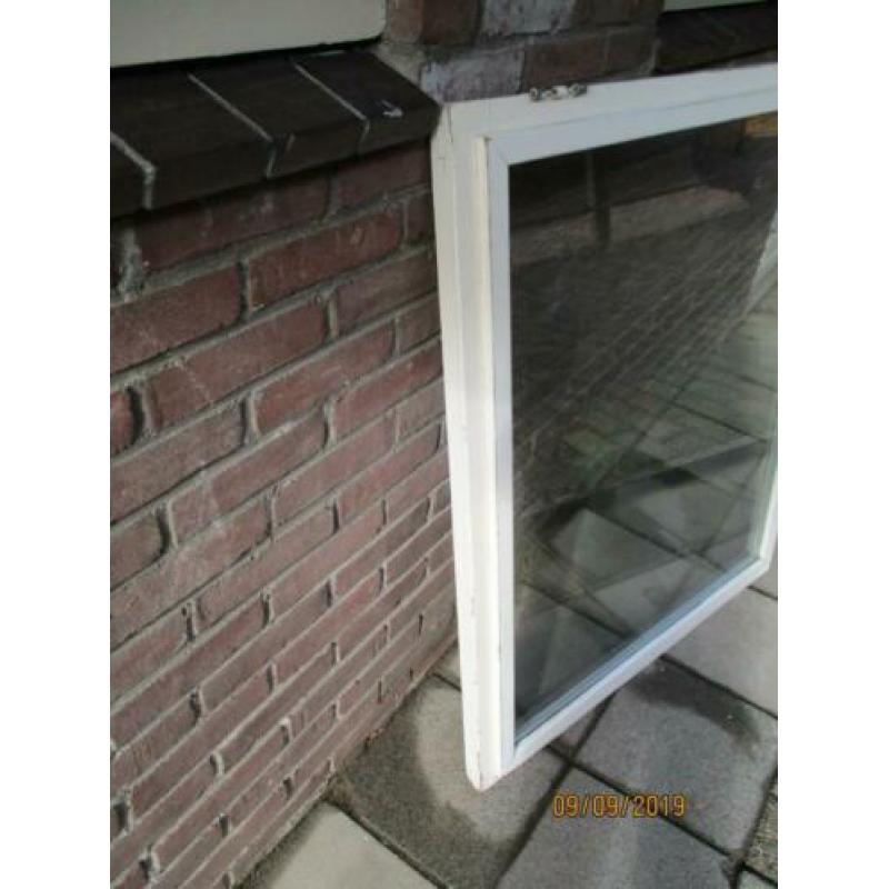 Houten raam met dubbelglas thermopane