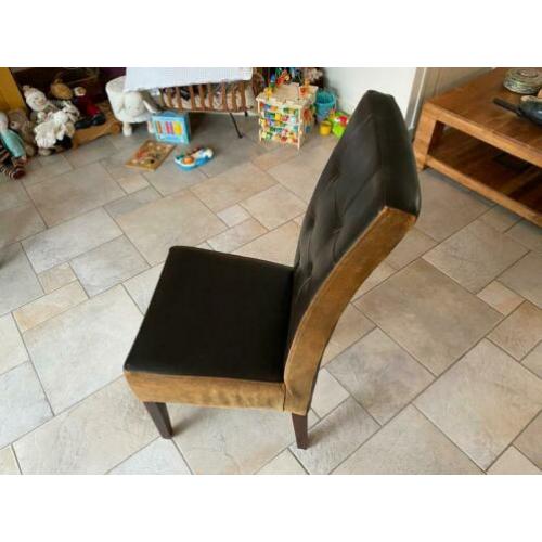 4 leuke stijlvolle stoelen, bekleed met leer.
