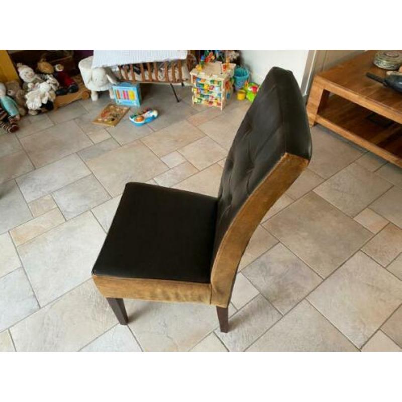4 leuke stijlvolle stoelen, bekleed met leer.