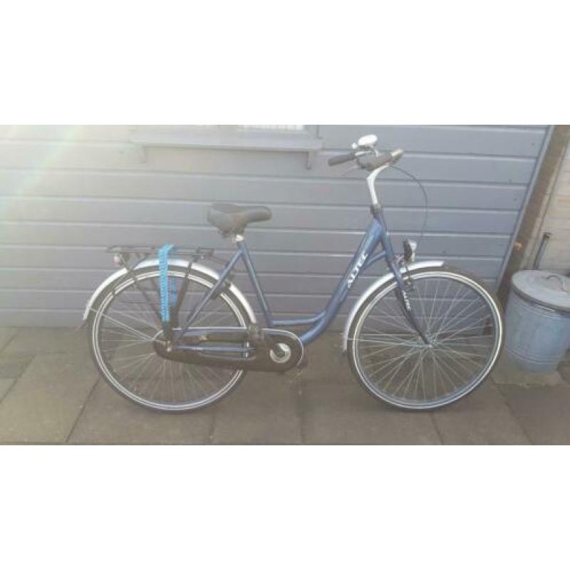 Mooie dames fiets 28 inch met verlichting en slot