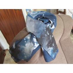 2 Pachtige z.g.a.n. Sjaals, 1 blauw/wit en 1 bruin/beige.