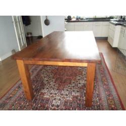 Mooie zware, roobuste massief houten eettafel 210 x 113.