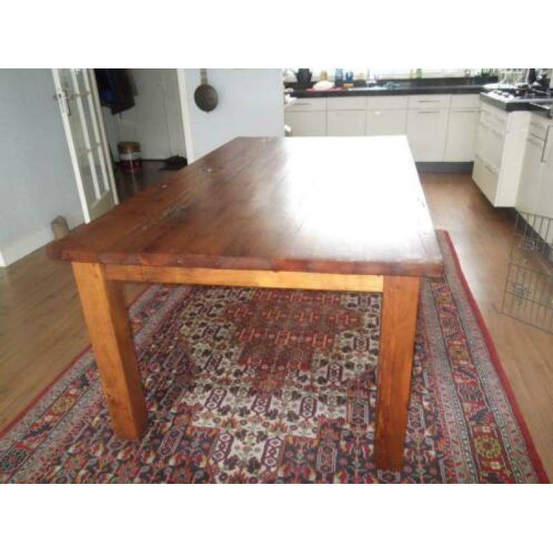 Mooie zware, roobuste massief houten eettafel 210 x 113.