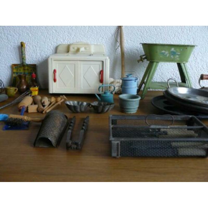 Oude poppenhuisaccessoires divers