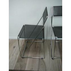 2 moderne metalen stoelen