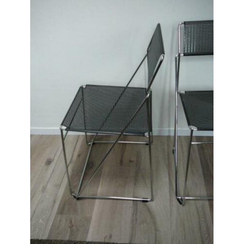 2 moderne metalen stoelen