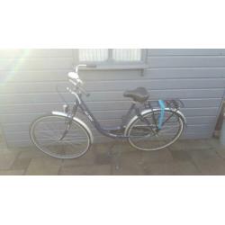 Mooie dames fiets 28 inch met verlichting en slot
