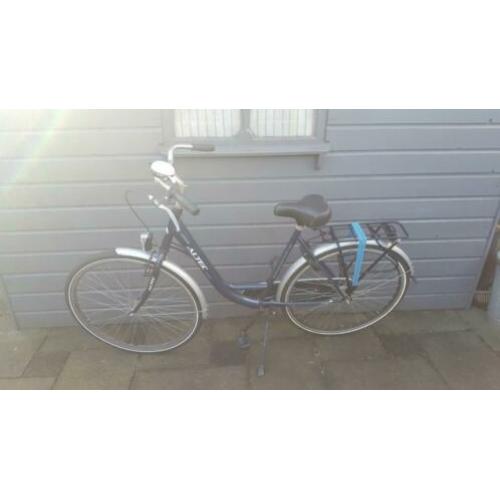 Mooie dames fiets 28 inch met verlichting en slot