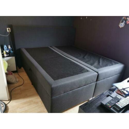 Boxspring 180x200cm met opbergruimte.