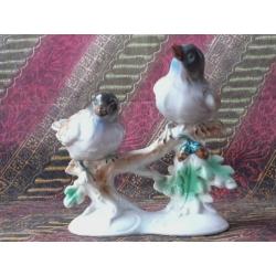 Oud porseleinen beeldje uit Duitsland vogels op tak 13,7 cm.
