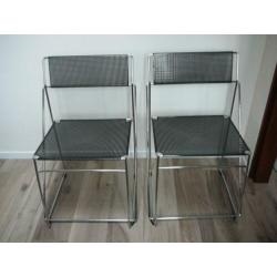 2 moderne metalen stoelen
